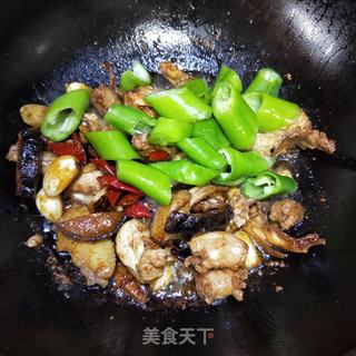 蒜子青椒炒鸡块的做法步骤:8
