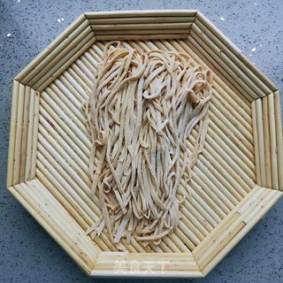 油泼辣子手工面的做法步骤:8