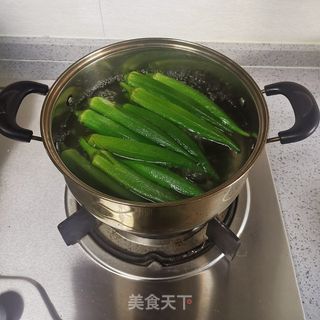 秋葵炒鸡蛋的做法步骤:2