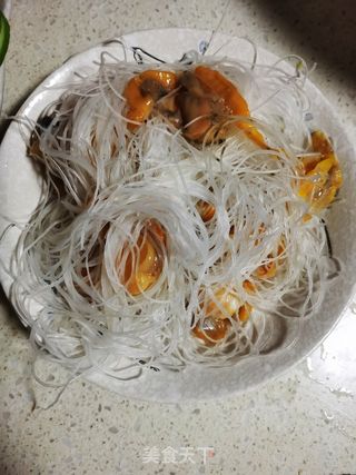 蒜蓉粉丝蒸扇贝的做法步骤：1