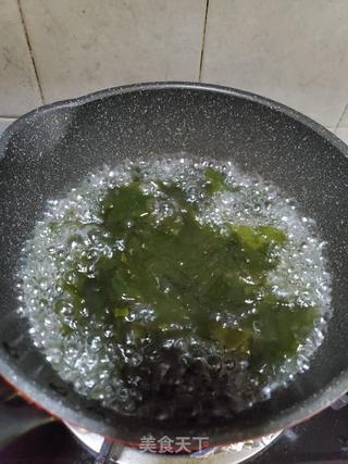 海藻肉片汤的做法步骤:3