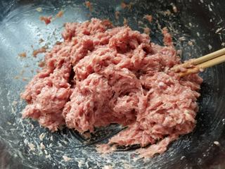 韭菜猪肉生煎包的做法步骤:2