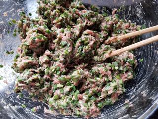 韭菜猪肉生煎包的做法步骤:4