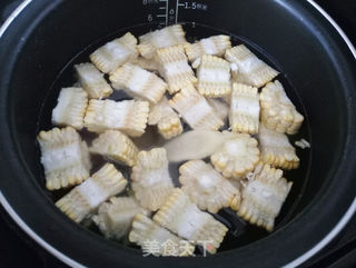 甜玉米老鸭汤的做法步骤:2