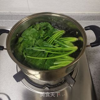 蒜泥菠菜鸡蛋羹的做法步骤:2