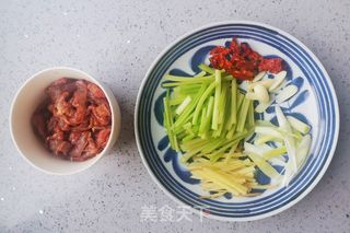 香芹炒牛肉的做法步骤：1