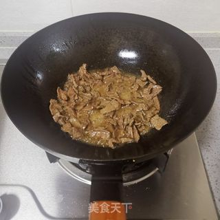 香芹炒牛肉的做法步骤：2