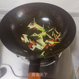 香芹炒牛肉的做法步骤：3