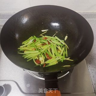 香芹炒牛肉的做法步骤：4