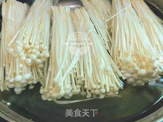 凉拌金针菇菠菜的做法步骤:2