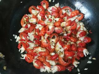 蒜蓉麻辣小龙虾尾的做法步骤:6