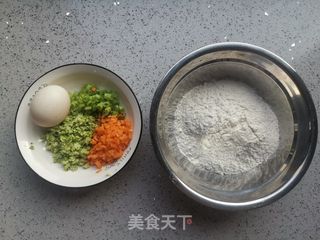 西兰花胡萝卜煎饼的做法步骤：1