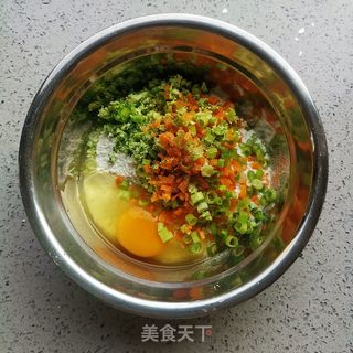 西兰花胡萝卜煎饼的做法步骤:2