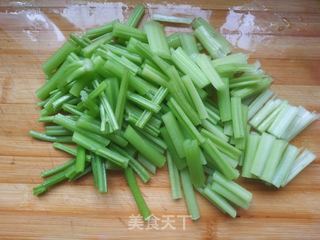芹菜炒猪肝的做法步骤:2