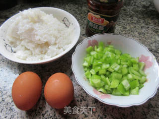 香菇酱鸡蛋青椒炒饭的做法步骤：1