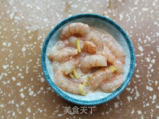咸蛋黄炒虾仁的做法步骤：1