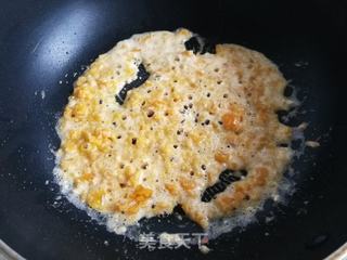 咸蛋黄炒虾仁的做法步骤：5