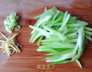 芹菜炒核桃仁的做法步骤：2