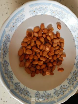 油酥花生米的做法步骤：1