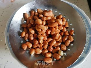 油酥花生米的做法步骤:2
