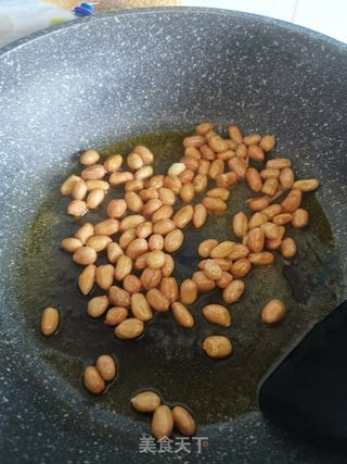 油酥花生米的做法步骤:3