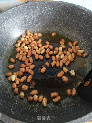 油酥花生米的做法步骤:5