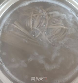 木耳皮肚青菜荞麦汤面的做法步骤：4