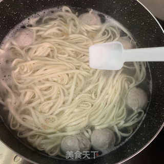 肉丸汤面的做法步骤：7