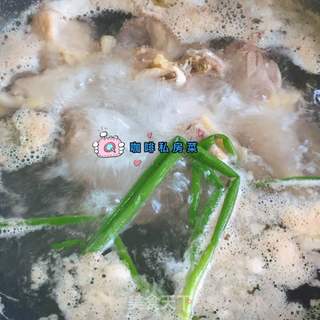 板栗老鸡汤的做法步骤:2