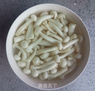 丝瓜木耳菌菇汤的做法步骤:2