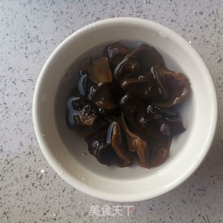 丝瓜木耳菌菇汤的做法步骤:3