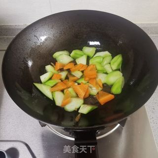 丝瓜木耳菌菇汤的做法步骤:5