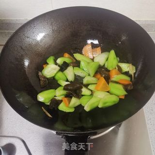 丝瓜木耳菌菇汤的做法步骤:6