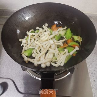 丝瓜木耳菌菇汤的做法步骤:7