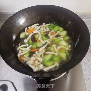 丝瓜木耳菌菇汤的做法步骤:8
