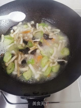丝瓜木耳菌菇汤的做法步骤:9