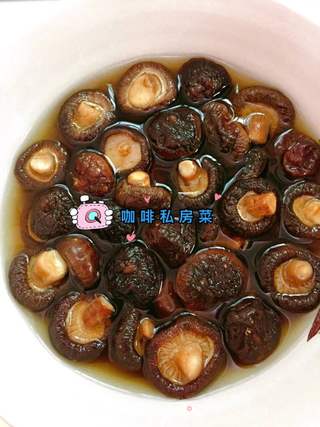 香菇焖鸡翅的做法步骤:3