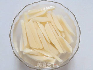 自制薯条又香又馋人,超级好吃,一双儿女吃嗨了的做法步骤:2