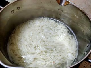 鲜虾拌面的做法步骤:3
