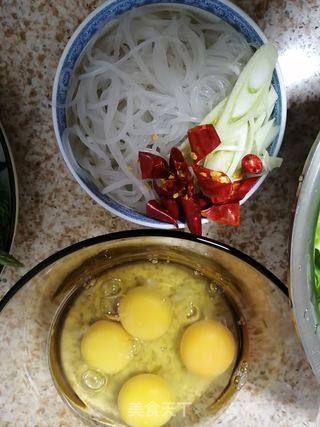 奶白菜炒鸡蛋粉条的做法步骤:3