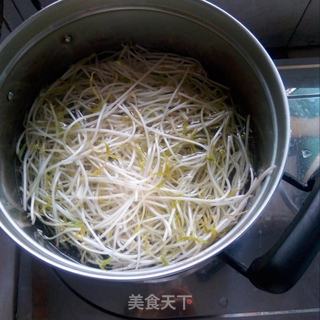 荞麦面拌绿豆芽的做法步骤:2