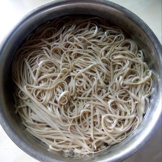 荞麦面拌绿豆芽的做法步骤:3
