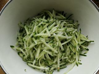 猪肉黄瓜韭菜饺的做法步骤:3