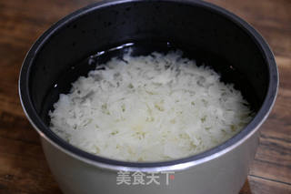 红枣银耳汤----女性必备的贫民燕窝养护必备的做法步骤：3