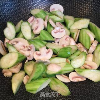 蘑菇豆腐丝瓜汤的做法步骤：5