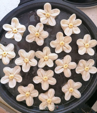 生煎花样酸菜饺子的做法步骤:21
