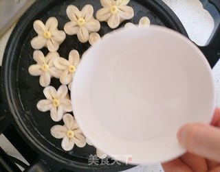 生煎花样酸菜饺子的做法步骤:23