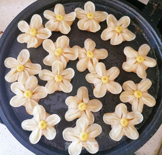 生煎花样酸菜饺子的做法步骤:24