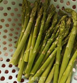 芦笋炒虾仁的做法步骤：1