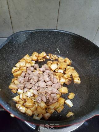 杏鲍菇炒肉丁的做法步骤:8